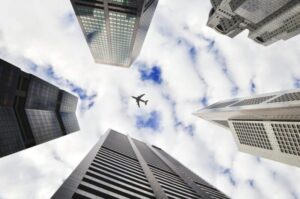 foto de um avião entre edifícioa para ilustrar texto de rfp