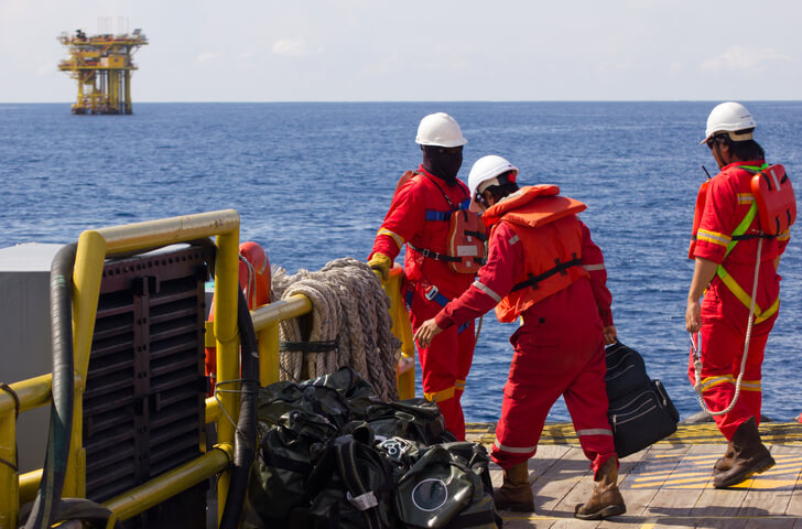 Trabalhadores fazendo a troca de tripulação offshore