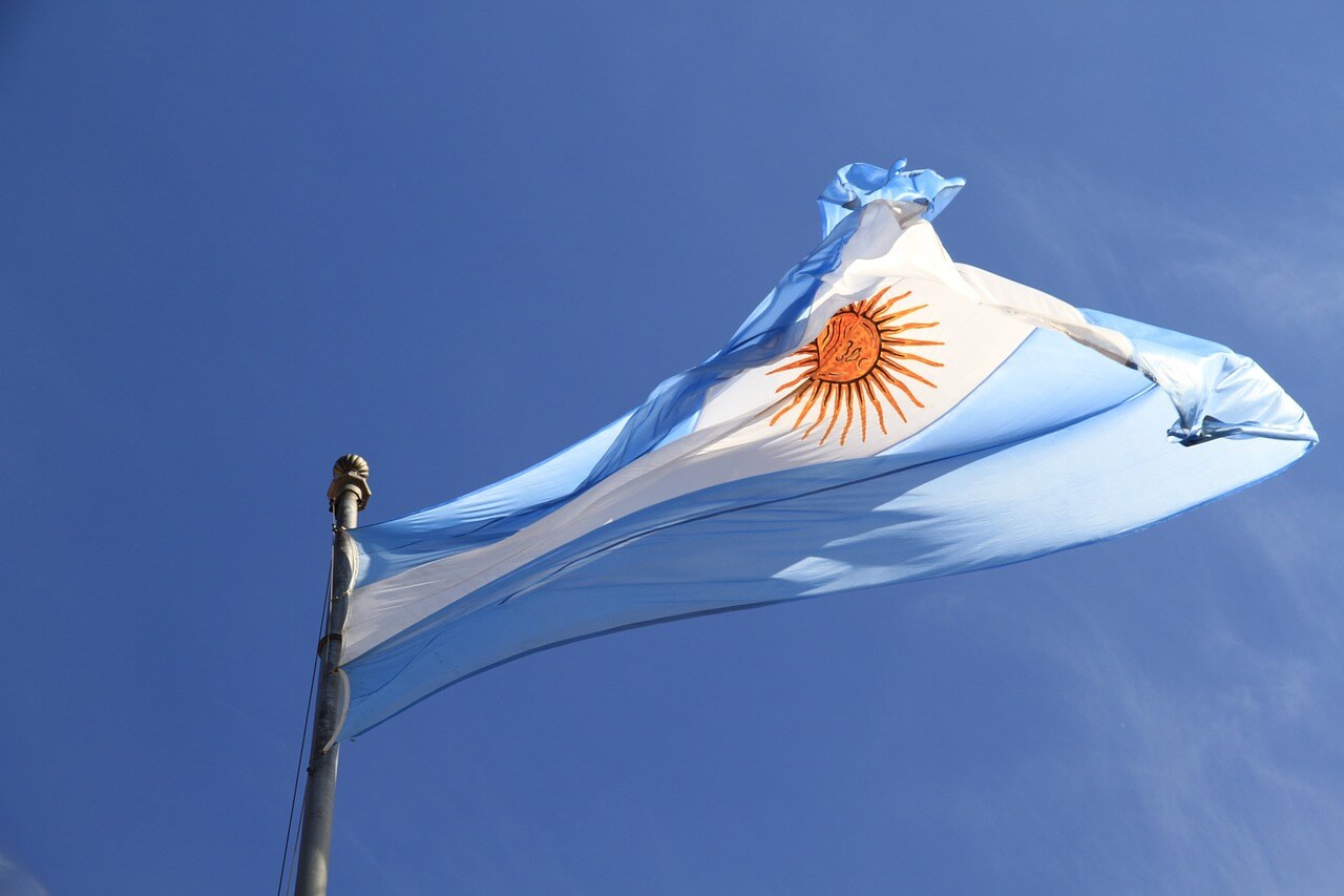 Argentina desregula e moderniza o transporte aéreo, adotando política de “céus abertos”