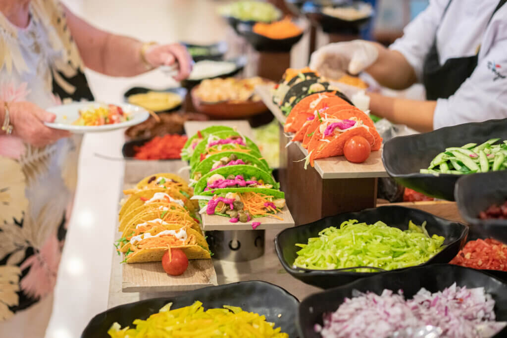 Decoração para evento corporativo 15 dicas criativas e mais - Proporcione experiências gastronômicas (Foto: iStock)